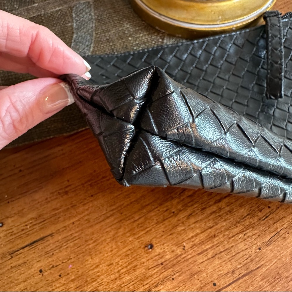 🛍️🛍️ BLACK BASKET WEAVED PATTERN PLEATHER COSMETIC BAG. 🩷 - Picture 8 of 9